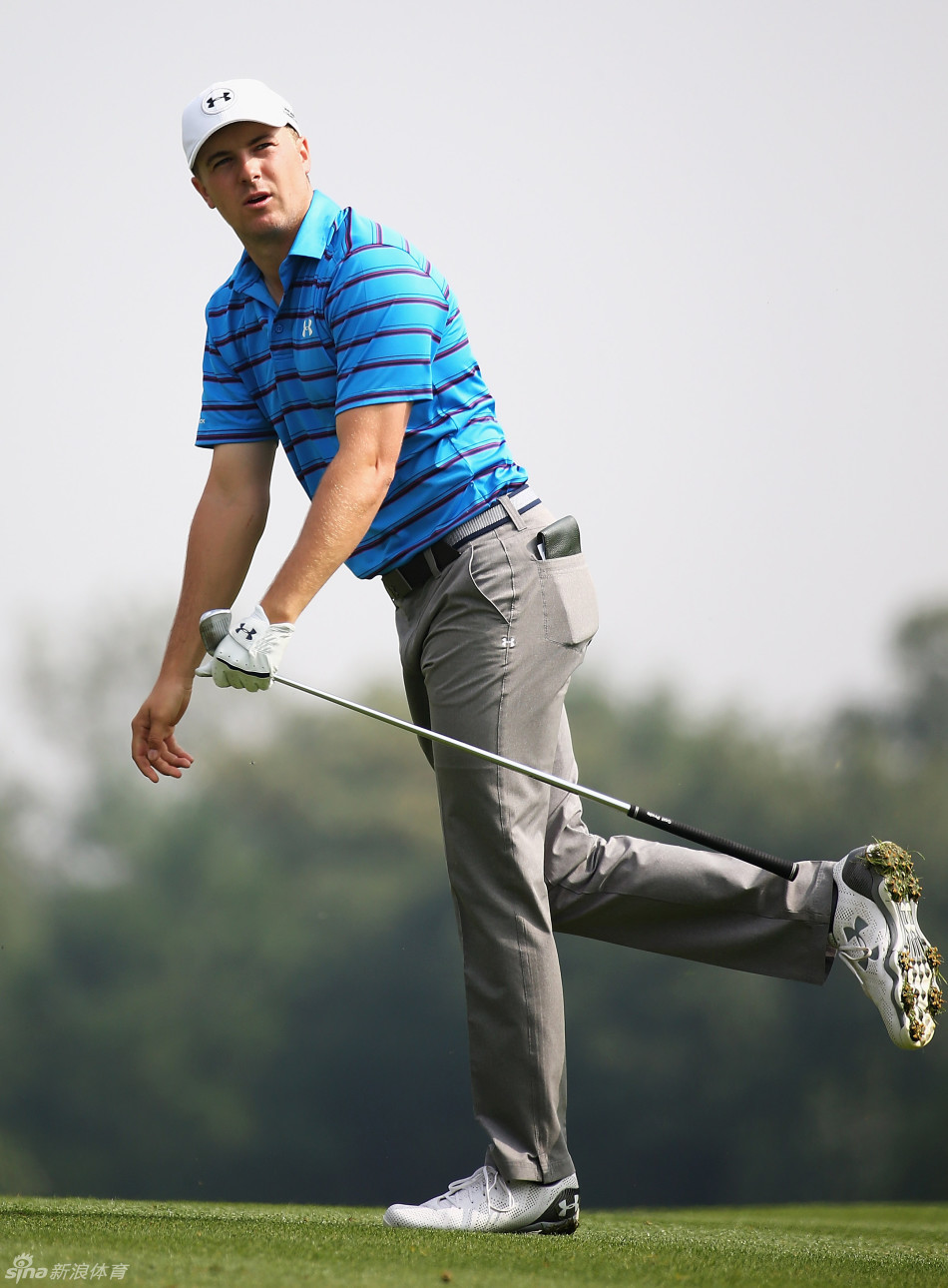 凝望果岭：小球飞出后，斯皮思驻足眺望落点，身影在赛场背景下显得专注而挺拔。