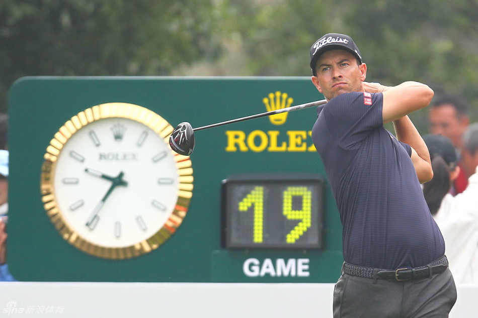 亚当-斯科特凝视球道，阳光勾勒出他专注的侧影，正在思考下一杆的进攻策略。