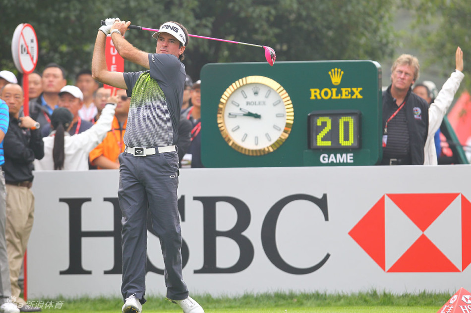 卫冕冠军巴巴-沃森在生日当天开出超远距离一球，白色小球如流星般划破佘山上空。