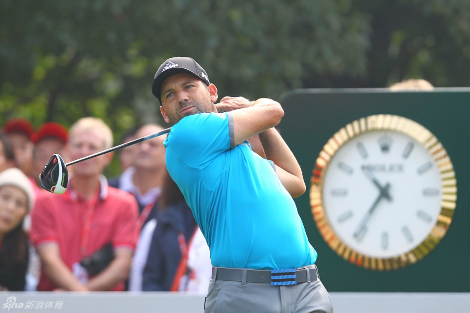 马丁-凯梅尔在击球间隙认真护理手臂，涂抹防晒霜，展现职业球员的细致准备。