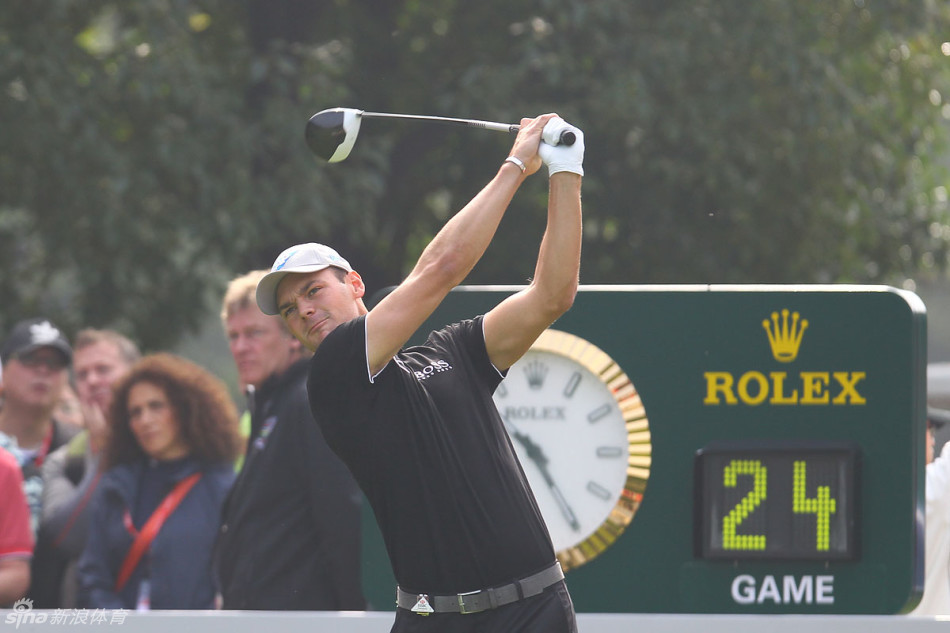 里奇-福勒标志性的高抛挖起杆击球，彩色的球杆与空中草屑共同定格成精彩瞬间。