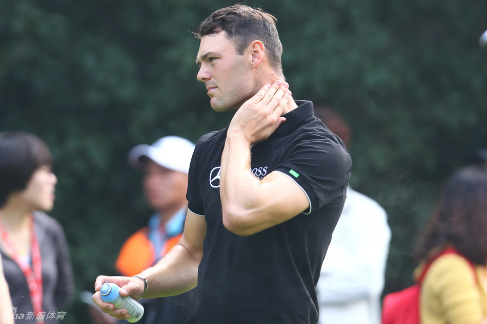 李-韦斯特伍德在长草中冷静观察球位，面临棘手挑战依然从容不迫。