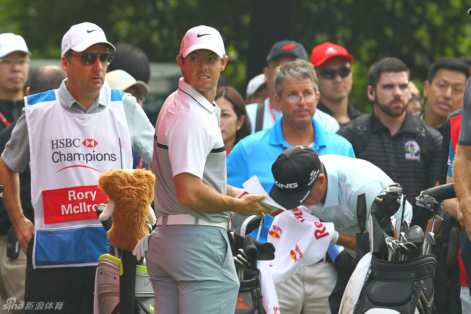 麦克罗伊经典回眸，眼神中闪烁着对胜利的专注与思考，身后是广阔的绿茵赛场