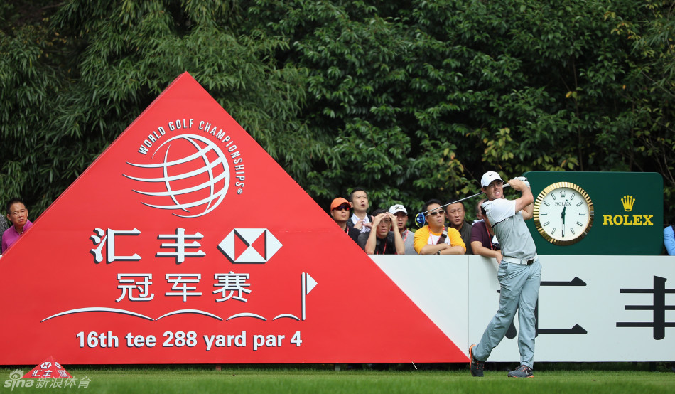 麦克罗伊向热情的支持者挥手致意，身后是成片的球迷，展现其无可比拟的巨星魅力