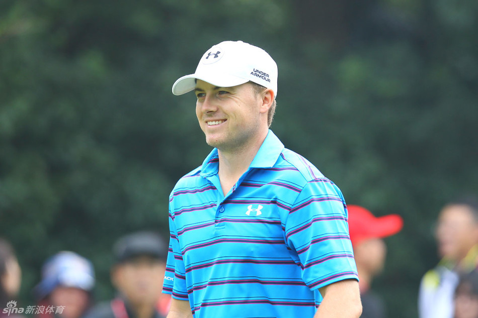 沙坑困境中，斯皮思专注审视球位，计算着即将上演的精彩救球。