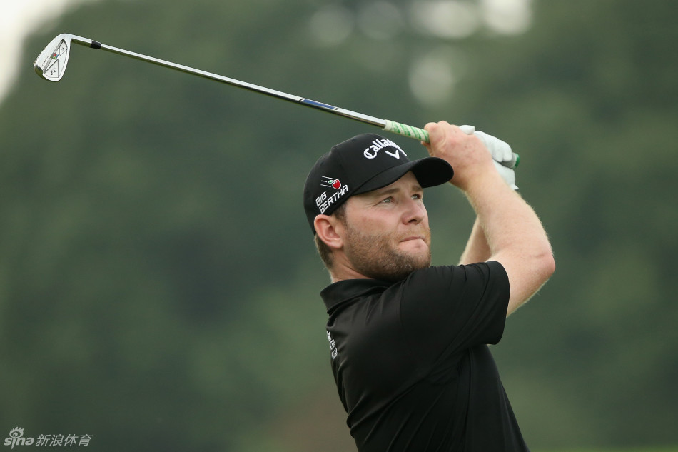 布兰登-格雷斯在第十八洞果岭沉稳推杆，锁定领先优势后露出自信微笑。
