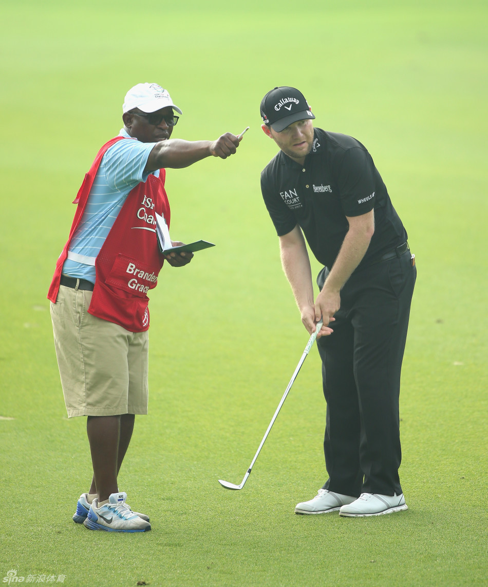 一位球员在沙坑中优雅救球，杆头划起一片金黄的沙雨，画面充满动感与张力。