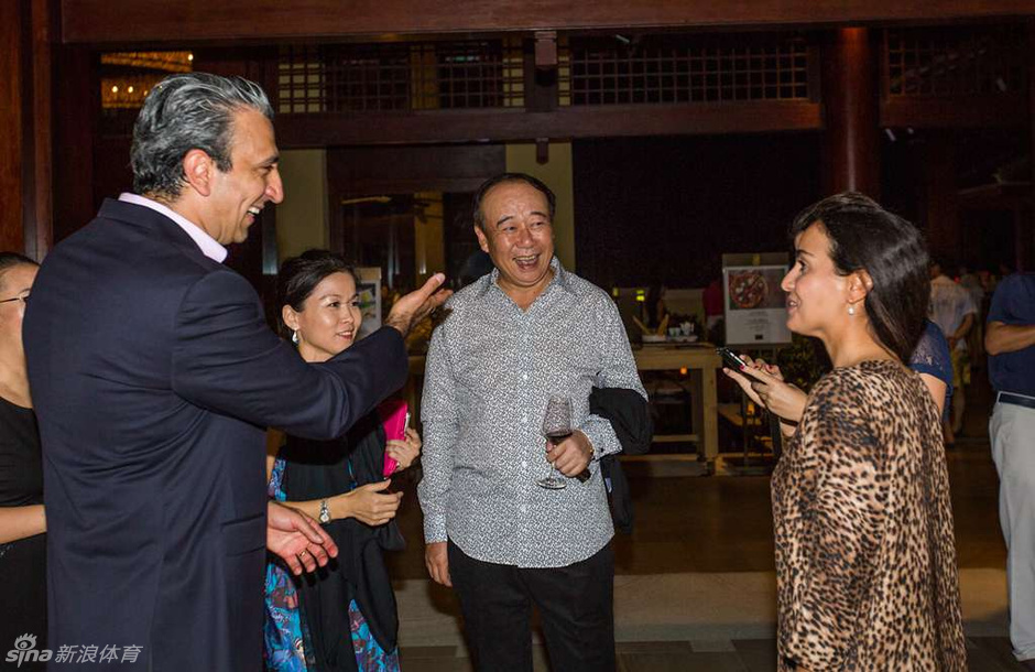 冯珊珊与嘉宾交流:中国高尔夫名将冯珊珊身着礼服,正与同桌嘉宾举杯畅谈,神态轻松愉悦