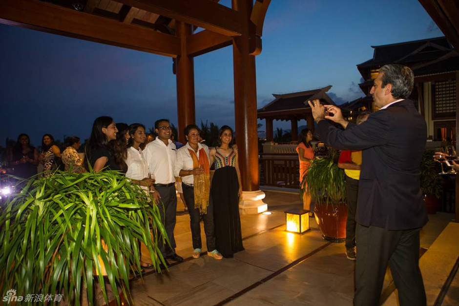 林希妤与青少年球员互动:卫冕冠军林希妤弯下腰,面带微笑与身穿队服的小球员亲切交谈,画面温馨有爱