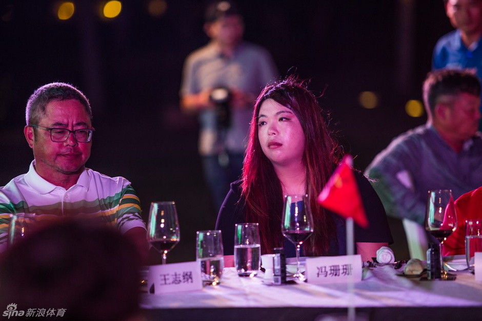 众嘉宾大合影:晚宴尾声,与会的主要嘉宾、球员代表及主办方领导齐聚舞台,留下了一张记录这一年度盛事的珍贵大合影