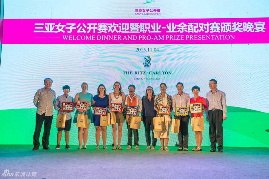 中外球员友好交流:一位外国球员正热情地向中国球员展示手机中的照片,双方在轻松的氛围中畅聊,体现赛事的国际友谊