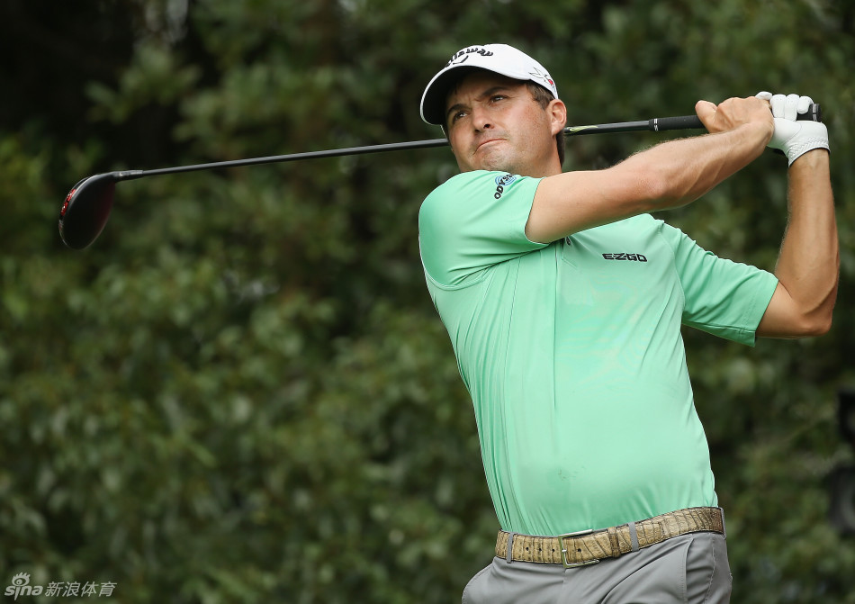 选手在金色沙滩上沉稳挥杆，白色小球迎着海风飞向碧海蓝天交汇处。