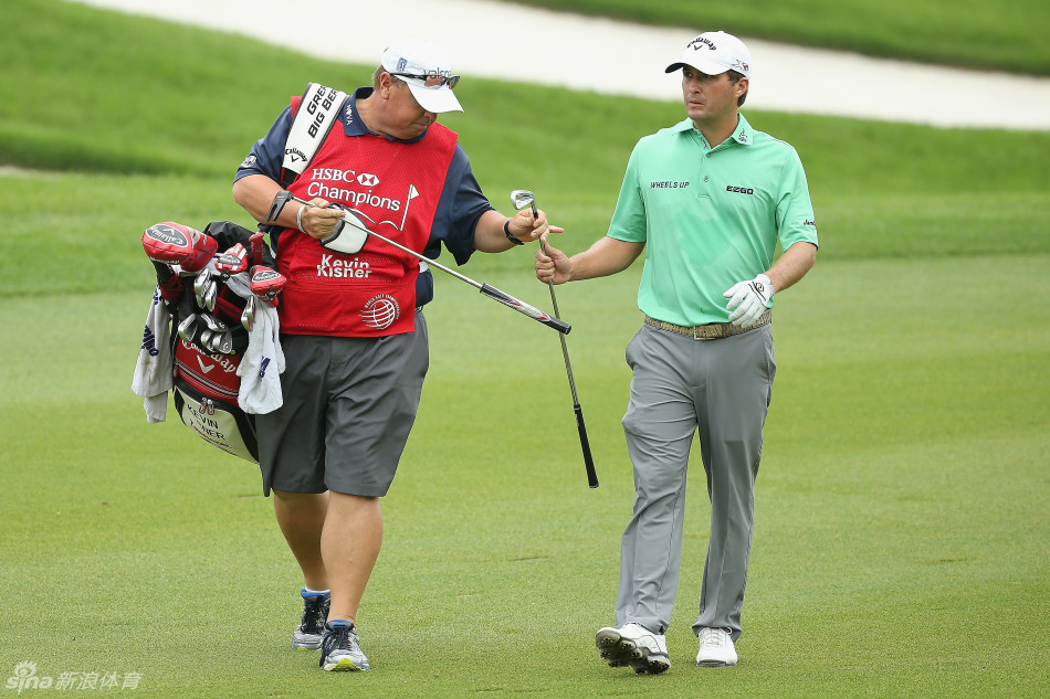 球员屏息凝神，在果岭旁的沙坑中谨慎衡量切杆的路线与力度。