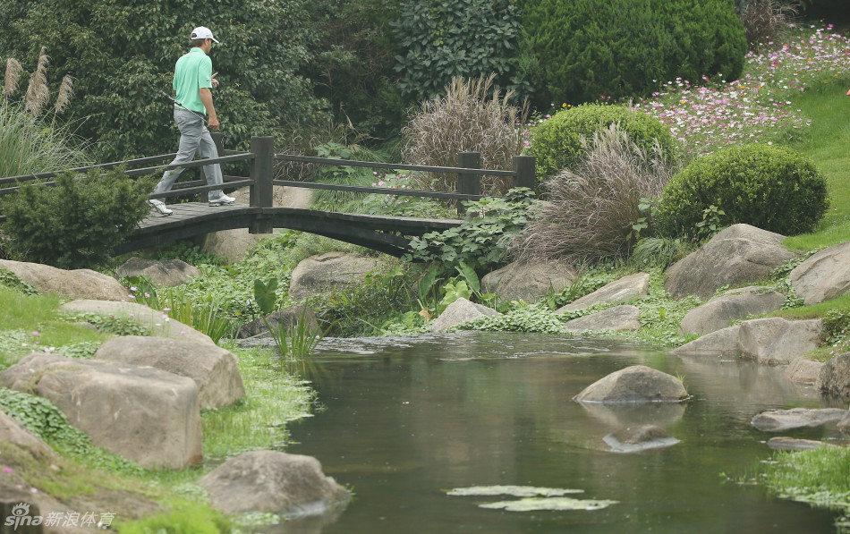 夕阳下，球员完成最后一推后露出胜利的微笑，身影在沙滩上拉长。