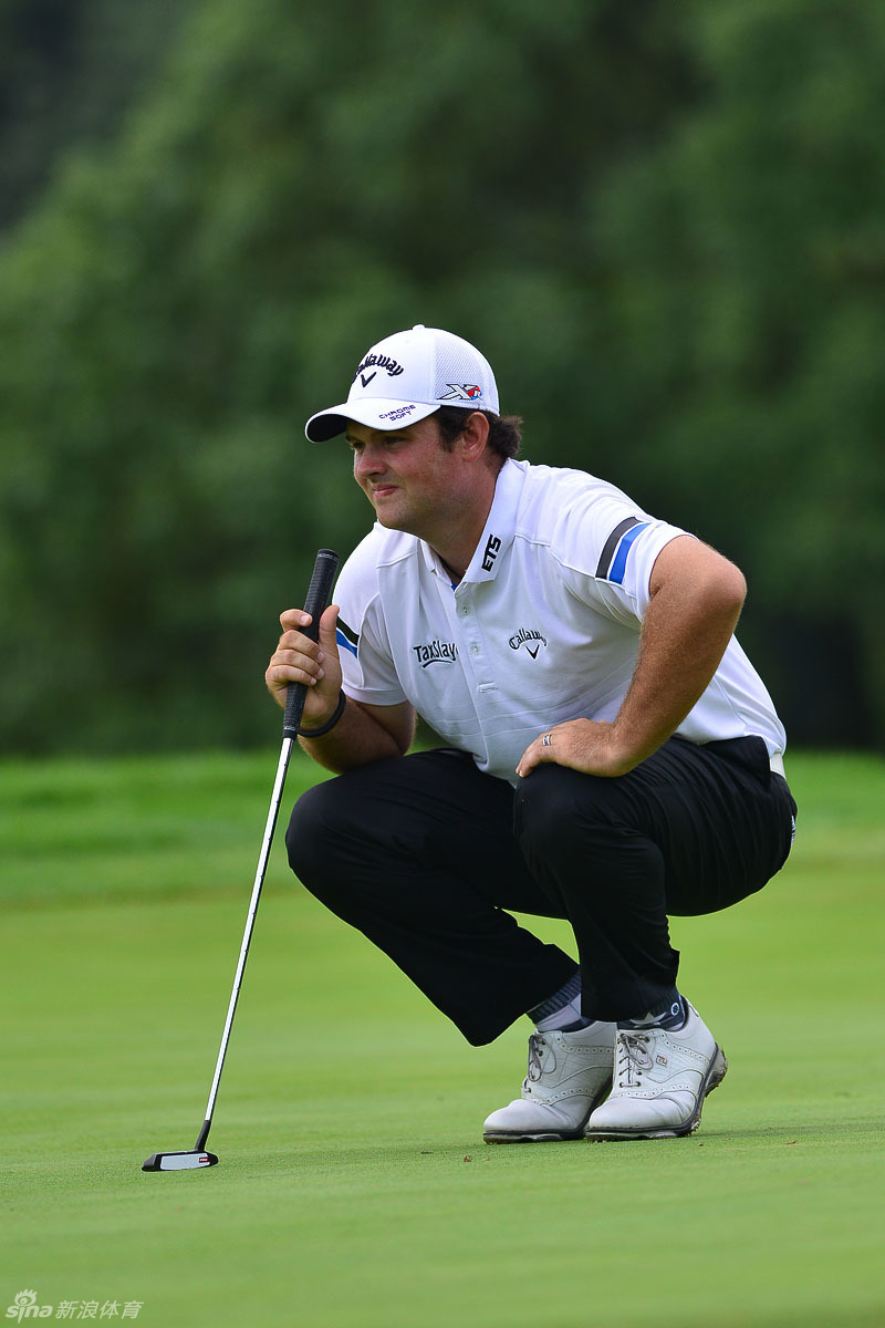 开阔的沙滩赛场全景，不同组别的选手在不同球洞同时竞技，场面壮观。