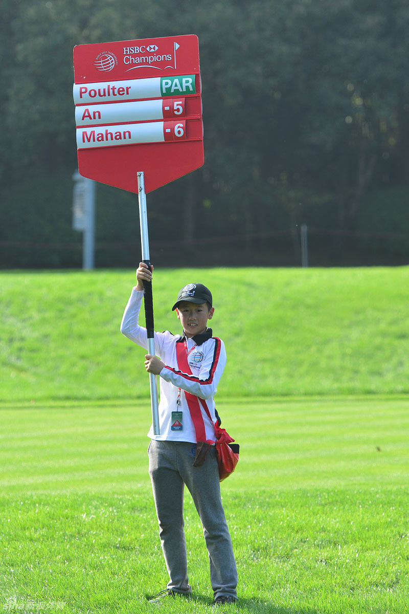 一位可爱的金发小球迷正对着镜头微笑,他手中紧紧握着一支职业推杆,那正是爱尔兰名将肖恩·劳瑞在赛后赠予他的珍贵礼物。