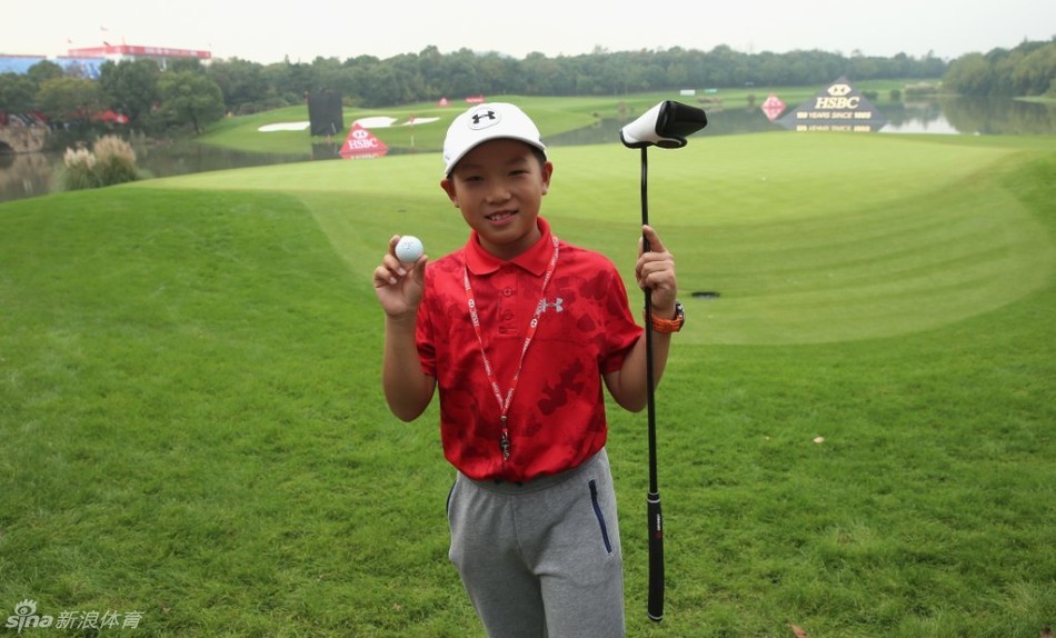 汹涌的观赛人潮紧密簇拥在果岭围绳之外,男女老少皆全神贯注望向同一方向,共同构成了高尔夫赛事中经典而宏大的观众席场面。