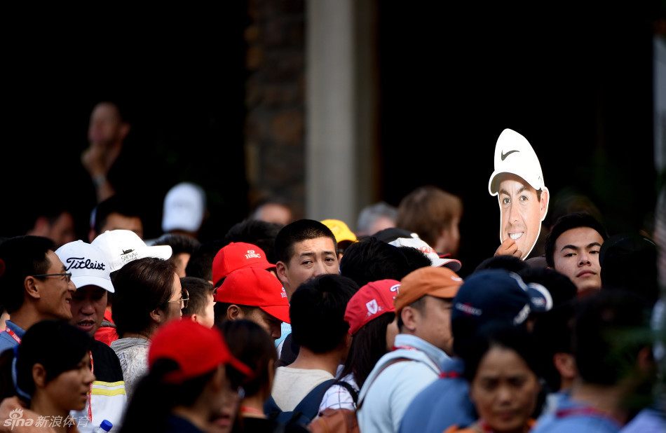 人群中,一幅手绘的罗里·麦克罗伊画像被高高举起,画中形象神采奕奕,凸显了球迷心中偶像的完美形象与自己的真挚热爱。