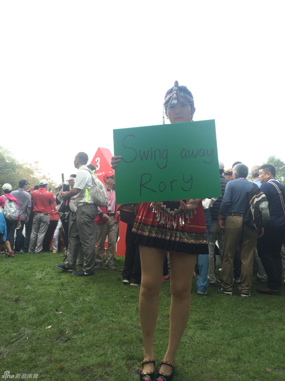 几位身着鲜艳民族服装的姑娘,手持为麦克罗伊加油的创意手绘牌,成为赛场边一道亮丽的风景线,以独特的方式为偶像助威。