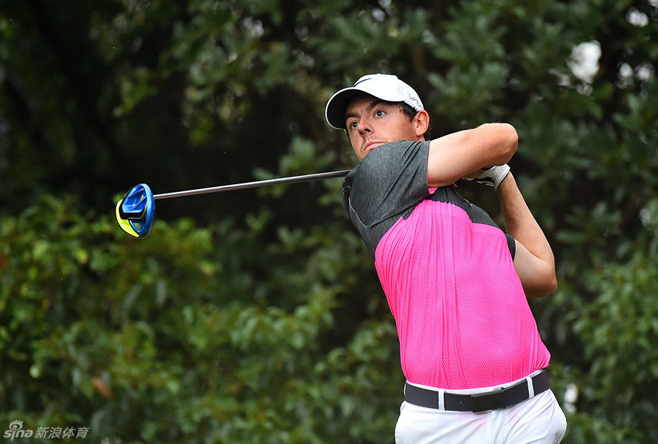 麦克罗伊以极具标志性的挺拔姿势收杆,身体完全转向目标,动作平衡而优雅,仿佛一尊力量凝聚的雕塑。