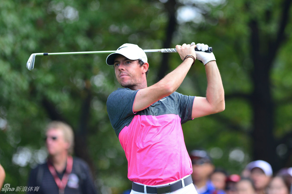 斯皮思在果岭环边半跪,屏息凝神地观察推杆线路,每一寸草皮的起伏都被他纳入计算的范畴。