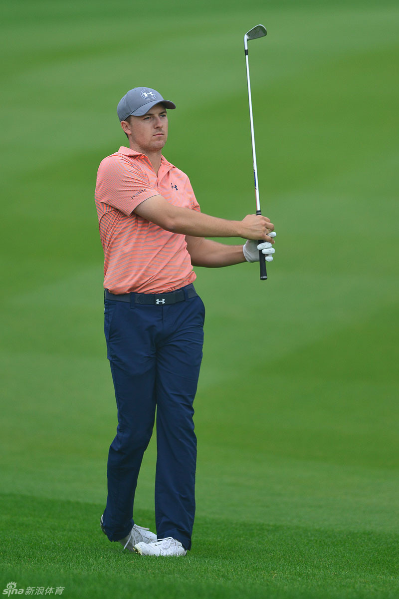 乔丹·斯皮思在佘山球场第18洞果岭旁凝神观察,计算着小白球的落点与走向,专注的眼神中透露着对胜利的渴望。