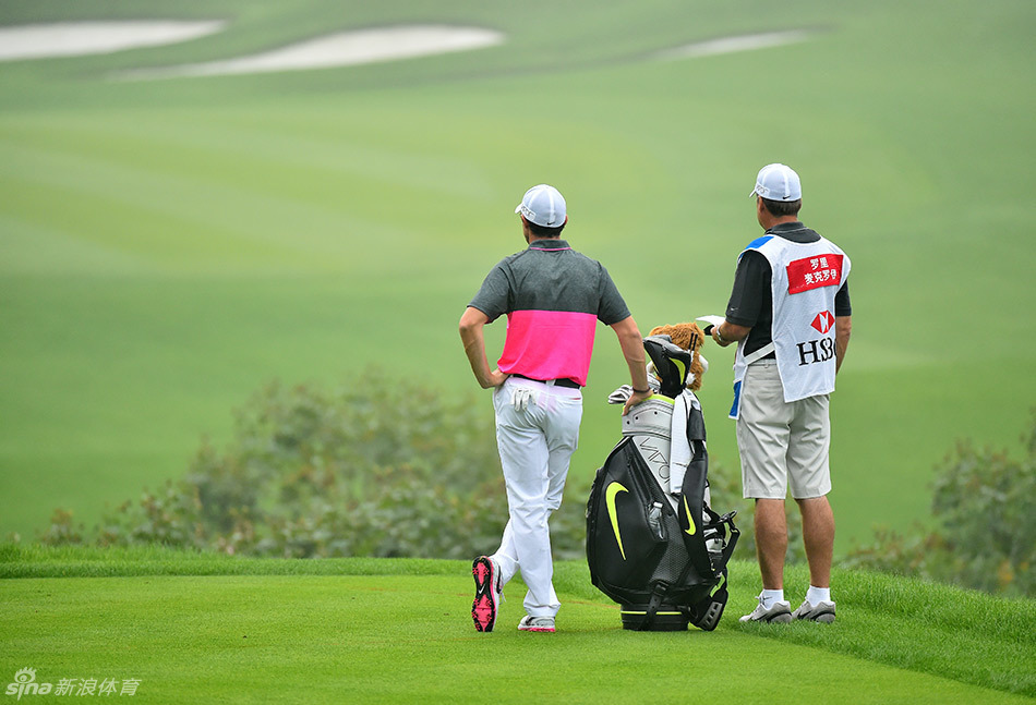 斯皮思与球童在球道上并肩前行,低声交换着对下一杆击球策略的看法,两人之间默契无间。