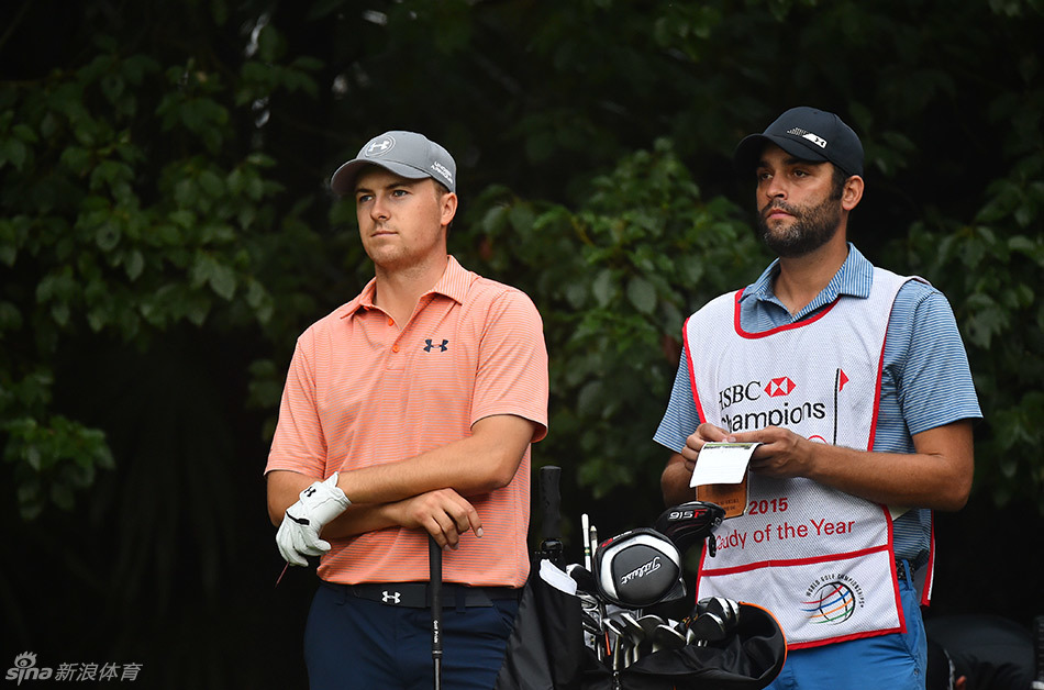 麦克罗伊在完成击球后,自信地抬头眺望小白球在空中划出的漫长而优美的弹道,表情沉着而坚定。