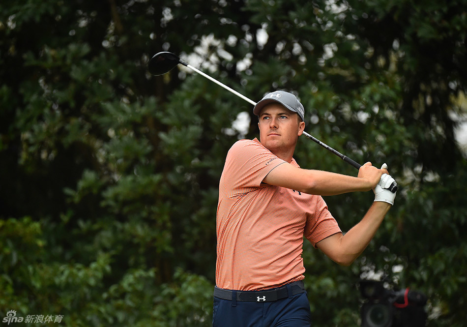 罗里·麦克罗伊在发球台上完成一记潇洒流畅的全挥杆,身体充分扭转,力量从地面向上传递,展现出力与美的完美结合。