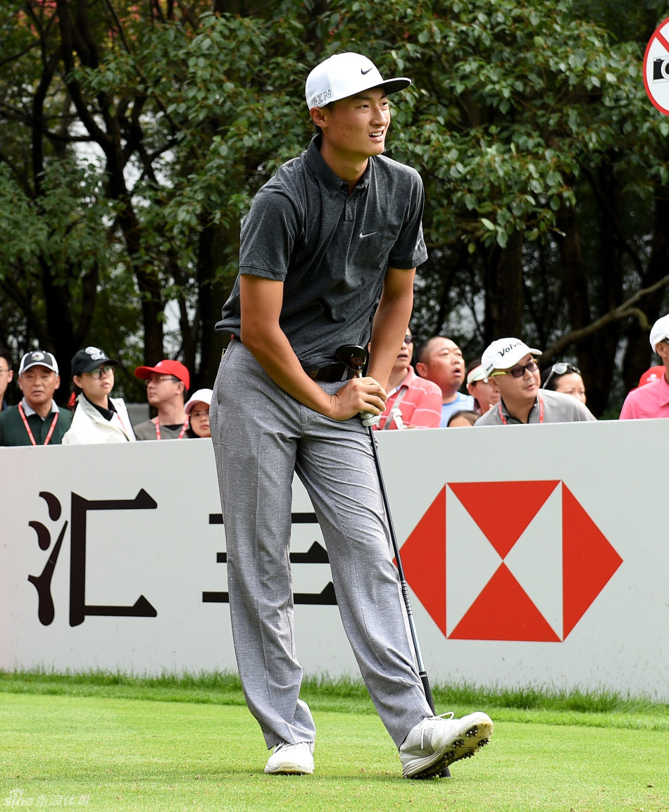 李昊桐从沙坑中成功救球,沙砾飞扬瞬间展现其精湛的短杆技术