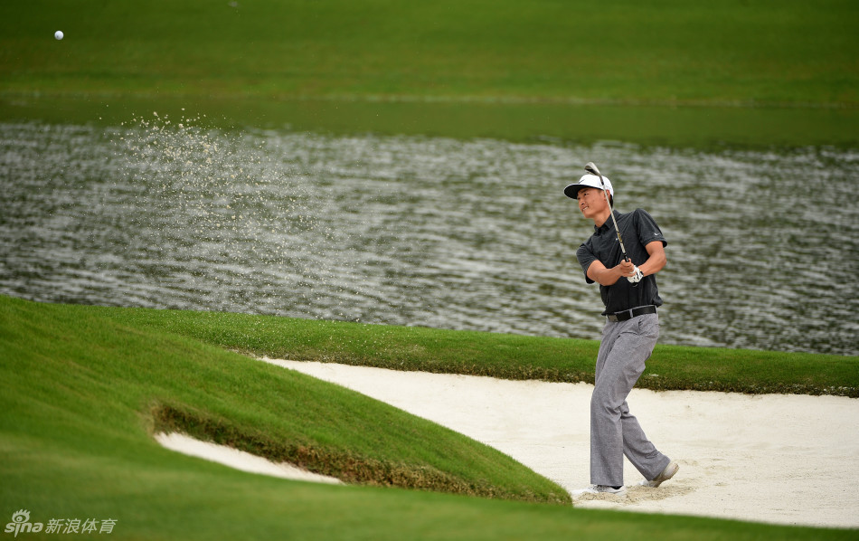 李昊桐在球道上全神贯注准备击球,眼神锐利地锁定目标,身体姿态稳如磐石