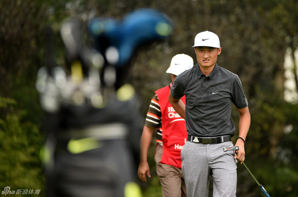 李昊桐的挥杆动作定格在随挥送杆瞬间,身体平衡完美,目光仍停留在球飞出的轨迹上