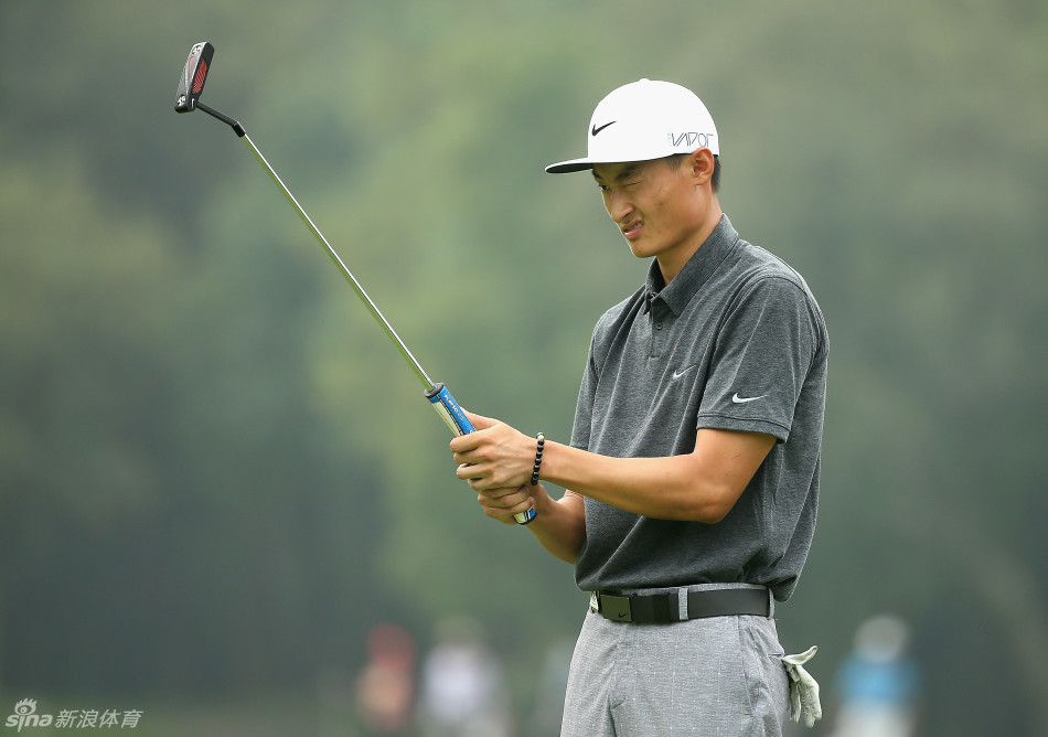 李昊桐在果岭上俯身认真推杆,神情专注仿佛世界只剩下球与球洞