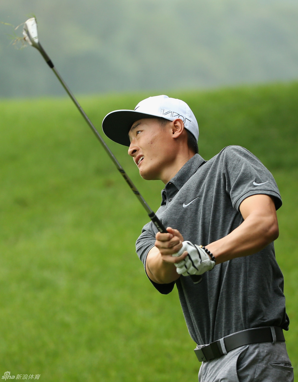 李昊桐与同组球员交流,侧面身影显得自信而沉稳