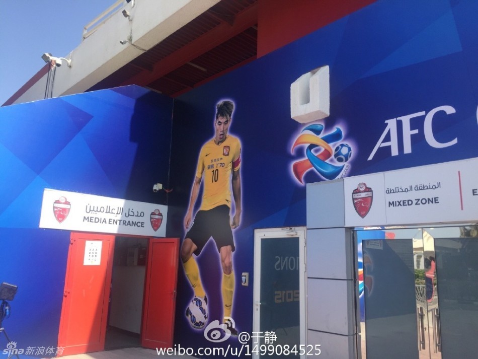 在迪拜阿赫利球场外，一幅巨大的郑智宣传画在夕阳下熠熠生辉，这位恒大队长的坚毅面庞成为了西亚客场最独特的风景线，象征着中国足球的荣光与尊严。