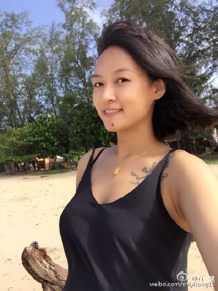 身着便装的石一童站在镜头前，身姿挺拔如松，一双大长腿格外吸睛，清冷的目光中透露出职业球员独有的坚毅与果敢。