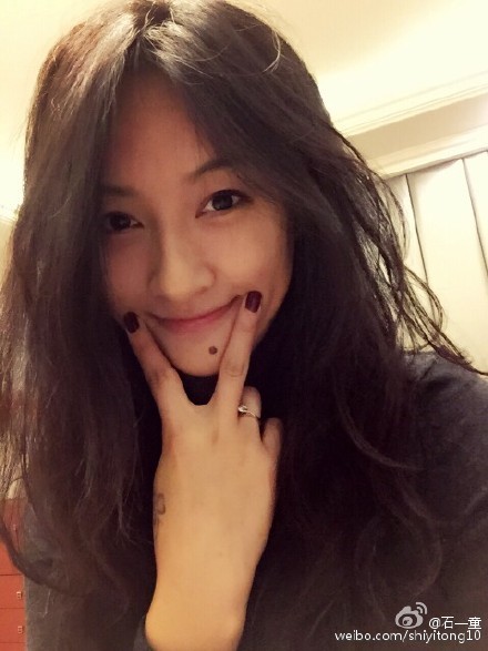 石一童在球场边整理着自己的鞋带，专注的神情仿佛在调试最精准的投篮手感，即便是一个简单的动作，也难掩她身上那股利落的运动美感。