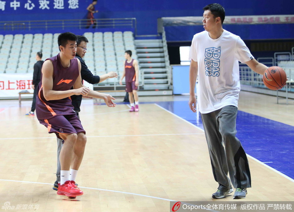 马克希尔在训练中咧嘴大笑，健壮的手臂搭在队友肩上，全然没有大牌外援的架子