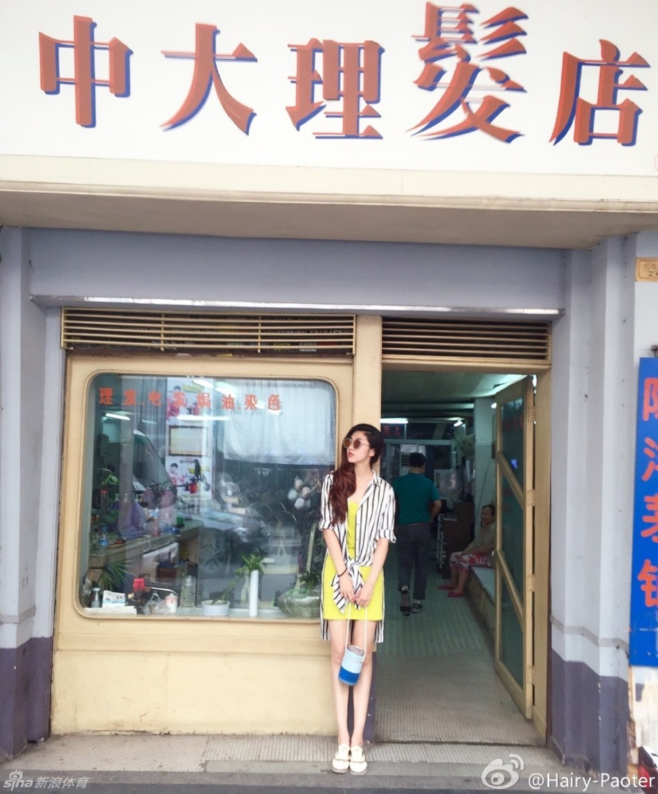 旅途中，李跑坐在一处静谧的角落，身穿简约的服饰，眼神深邃，似乎在思考着旅途的意义，一双美腿随意摆放却依然抢眼，画面文艺气息十足。