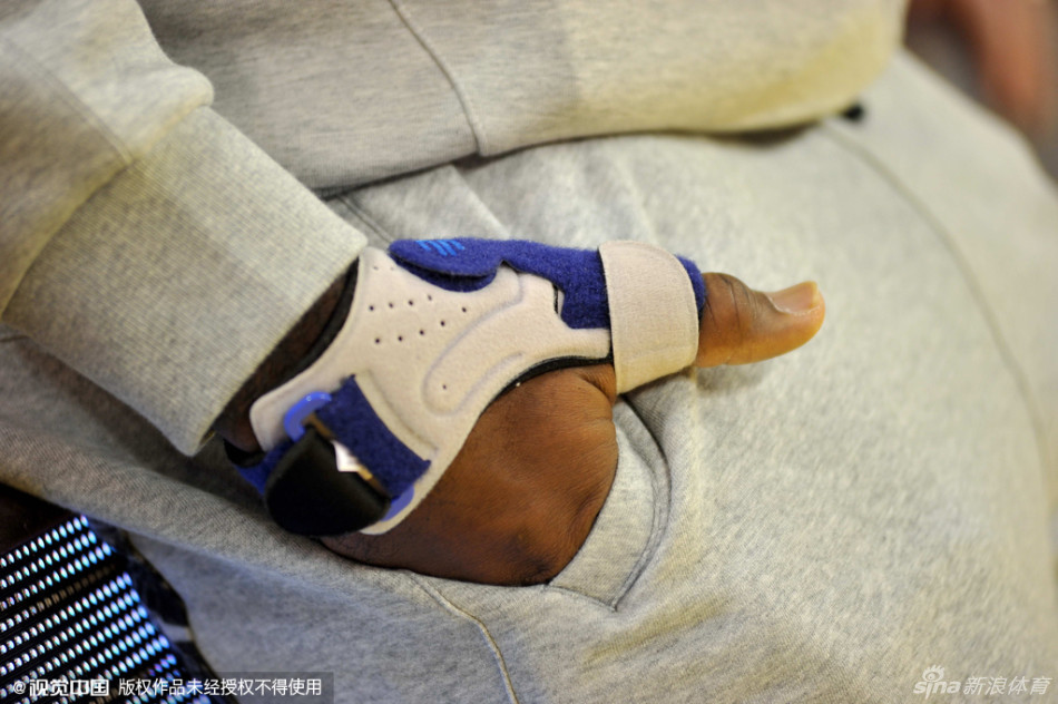 布鲁克斯在三分线外接球就投，出手的篮球带着美妙的弧线，像精确制导的导弹一般，空心穿过篮网。