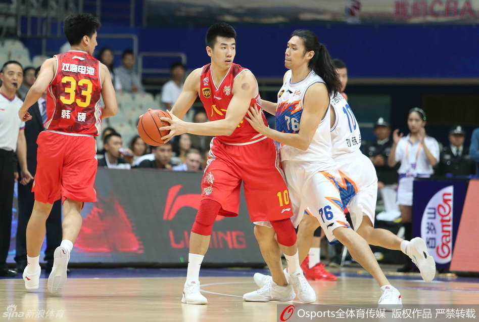 刘晓宇犀利突破，闪电般掠过防守者，腾空瞬间眼神坚定，上海男篮的进攻节奏由他点燃。