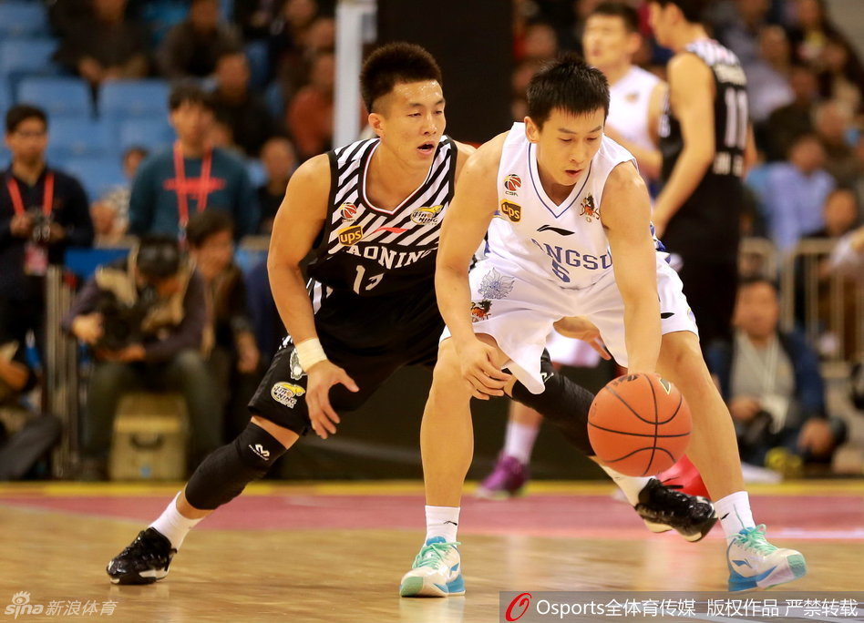 郭艾伦眼神专注，在弧顶位置压低重心，像一把即将出鞘的利刃，正对持球人施加着窒息般的压迫性防守。