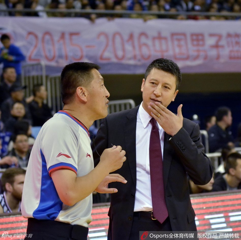 易立在人群中强行起篮，身体在空中失去平衡，但他依然努力将球抛向篮筐，展现出极强的核心力量。