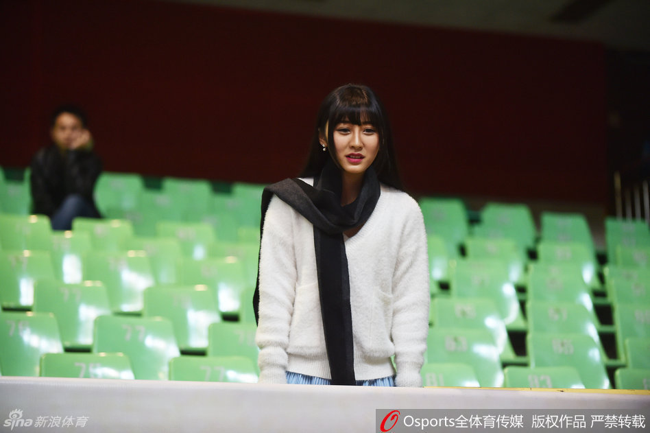 篮球宝贝们摆出结束造型，身姿挺拔如松，在聚光灯下定格成赛场上最耀眼的青春群像