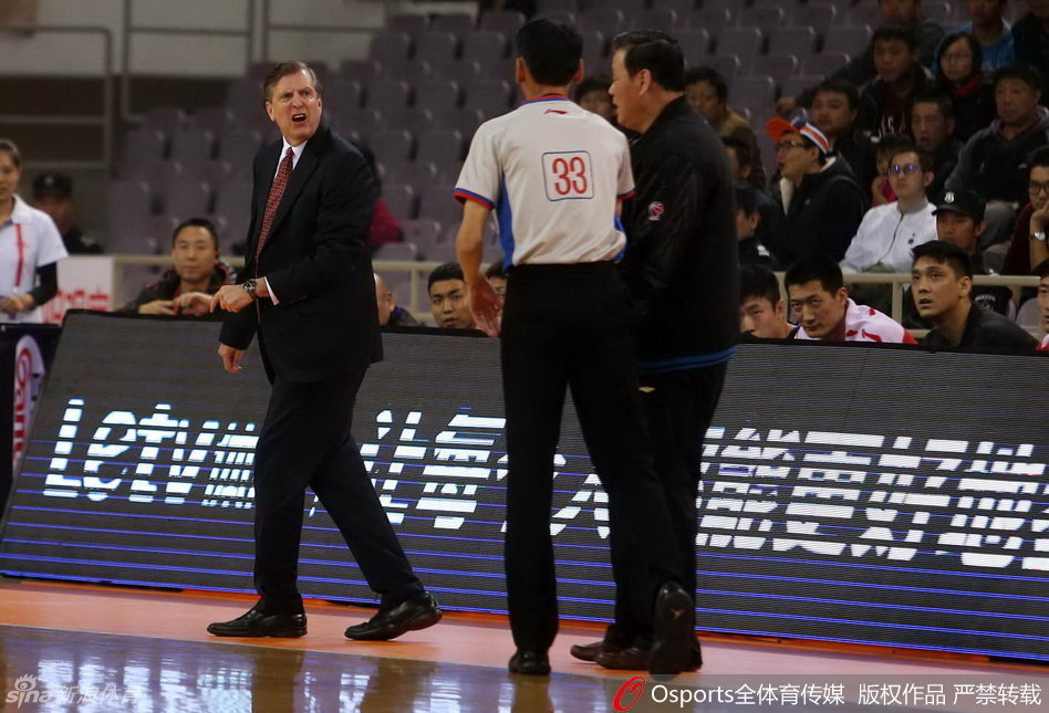 天津队的外籍教练因一次关键判罚而情绪失控，他愤怒地张开双臂冲向技术台，面部表情因不满和激动而显得格外扭曲，向裁判大声抗议。