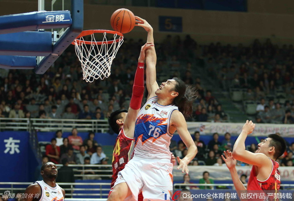 大房東突击，曾文鼎持球大步杀入禁区，面对补防毫无惧色，指尖挑篮划出完美弧线。