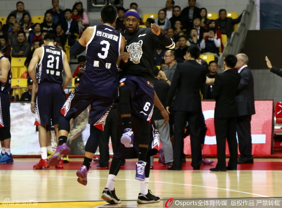 终场哨响，深圳马可波罗队的球员们紧紧围聚在场地中央，他们挥舞着拳头，脸上洋溢着胜利后难以抑制的激动与喜悦，庆祝这场来之不易的主场胜利。