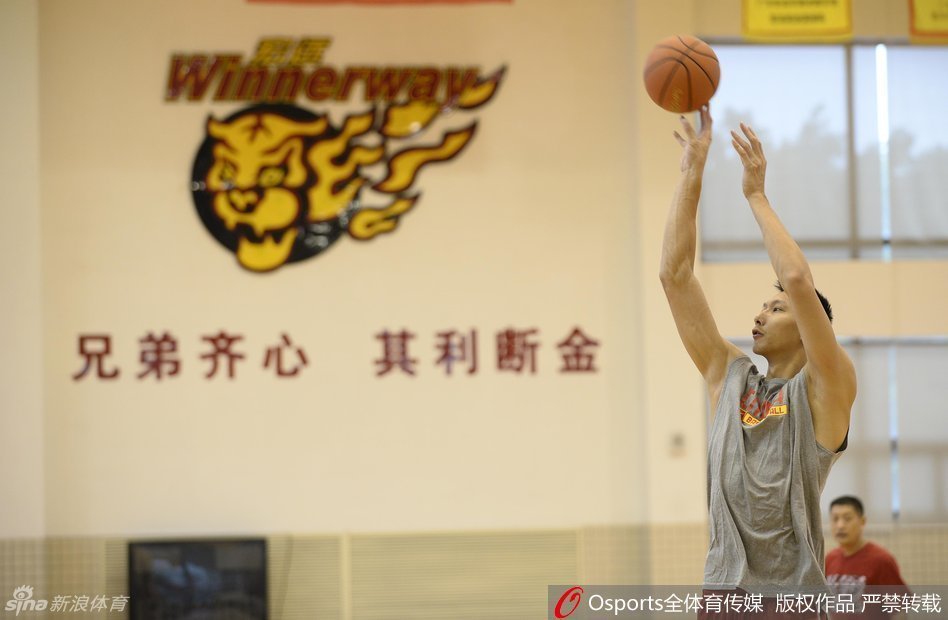 广东宏远灵魂易建联在罚球线上沉稳拍球，肩头微微耸动调整节奏，这是他一贯的专注标志，这一眼扫视，仿佛已将篮筐稳稳锁定。