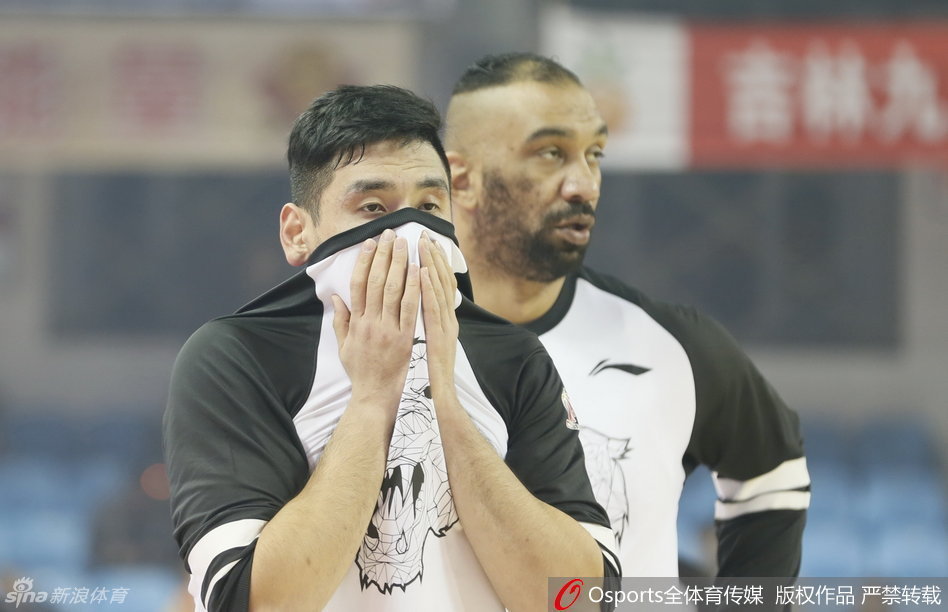 尽管烟雾缭绕，38岁的马布里依然眼神坚毅，他弯下腰重心压得极低，用标志性的胯下运球寻找突破节奏，莫里斯则在身后随时准备挡拆配合，两人默契十足。