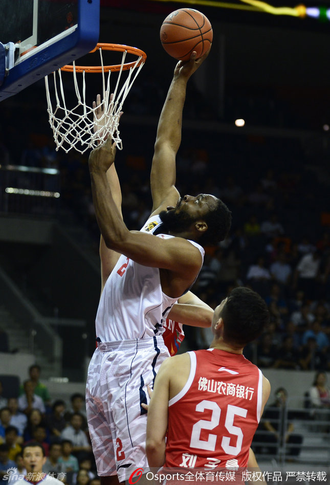 易建联在对方内线球员的严密防守下，利用身体优势强行转身，准备完成篮下强攻。